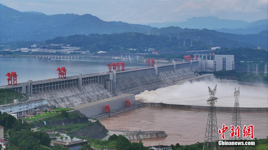 三峽ダムでゲート9門を開き、放流量を増加