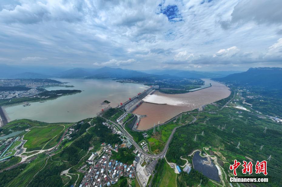 三峽ダムでゲート9門を開き、放流量を増加