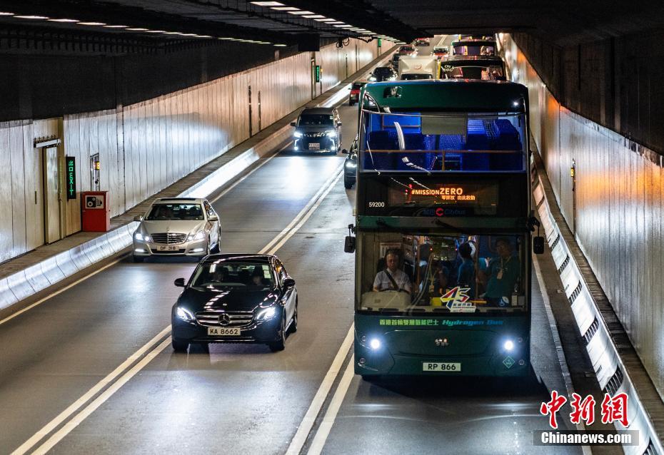 水素燃料バスが複數(shù)のトンネルを越え、香港島?九竜?新界を初走行　香港特區(qū)
