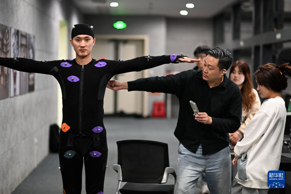 モーションキャプチャスタジオで同僚とアクターにモーションについて説明する崔盛輯さん（寫真中央、4月23日撮影）。