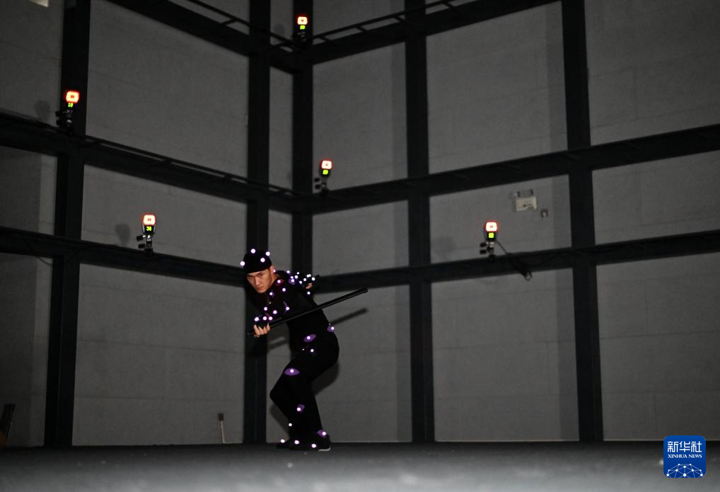 モーションキャプチャスタジオでモーションを行う馬鑫琪さん（4月23日撮影）。