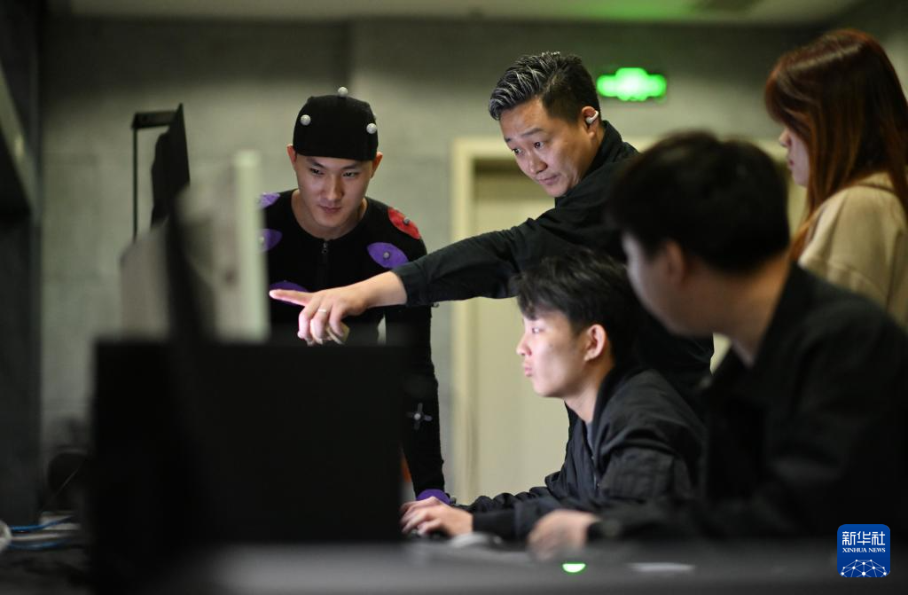 アクターの馬鑫琪さんと、モーションキャプチャスタジオ內(nèi)のパソコンに映し出されたバーチャルキャラクターのモーションをチェックする崔盛輯さん（寫真右、4月23日撮影）。