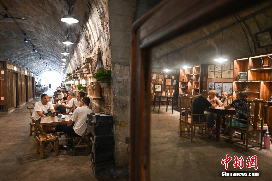 高溫の重慶　防空壕で涼をとる市民