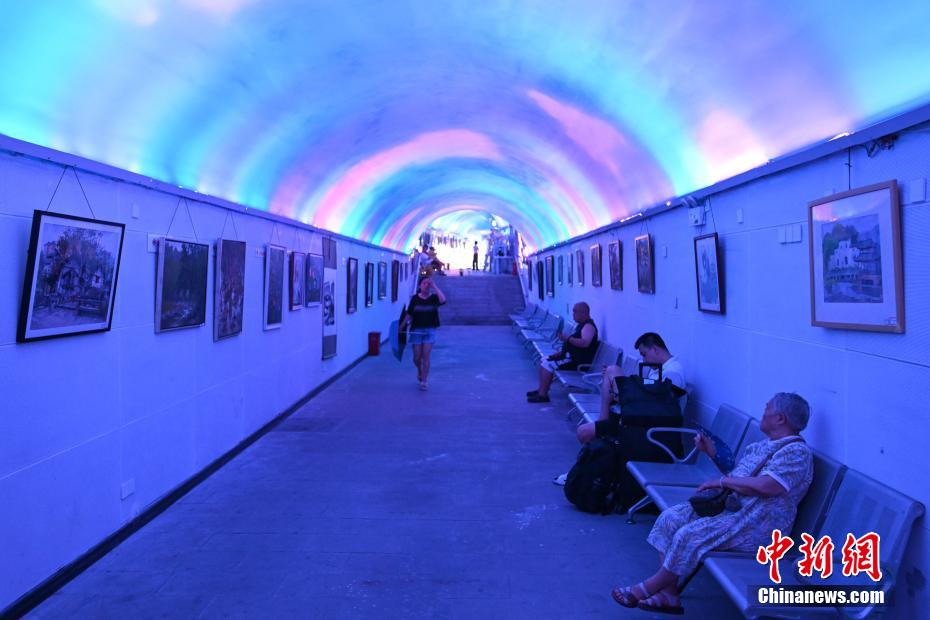 高溫の重慶　防空壕で涼をとる市民