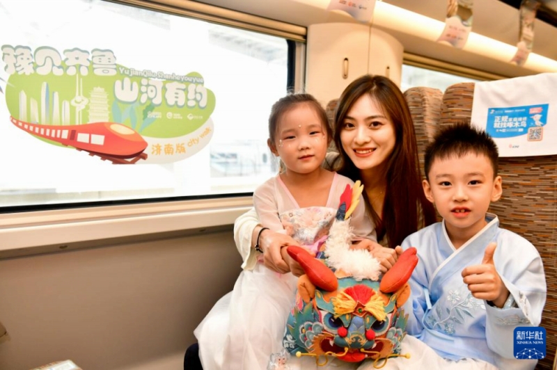 7月18日、高速列車內(nèi)で記念寫真を撮影する旅客（撮影?郭緒雷）。