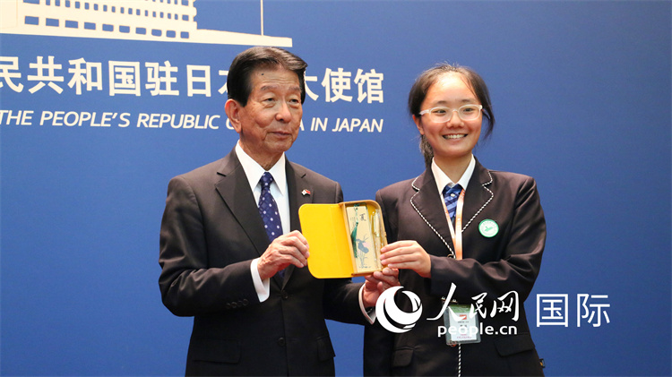 公益財団法人イオン１％クラブの森美樹理事長にプレゼントを手渡す中國の「小大使」（撮影?許可）。