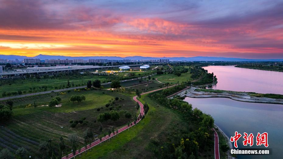 夏の草原で花を愛で、落日を楽しむ　內(nèi)蒙古