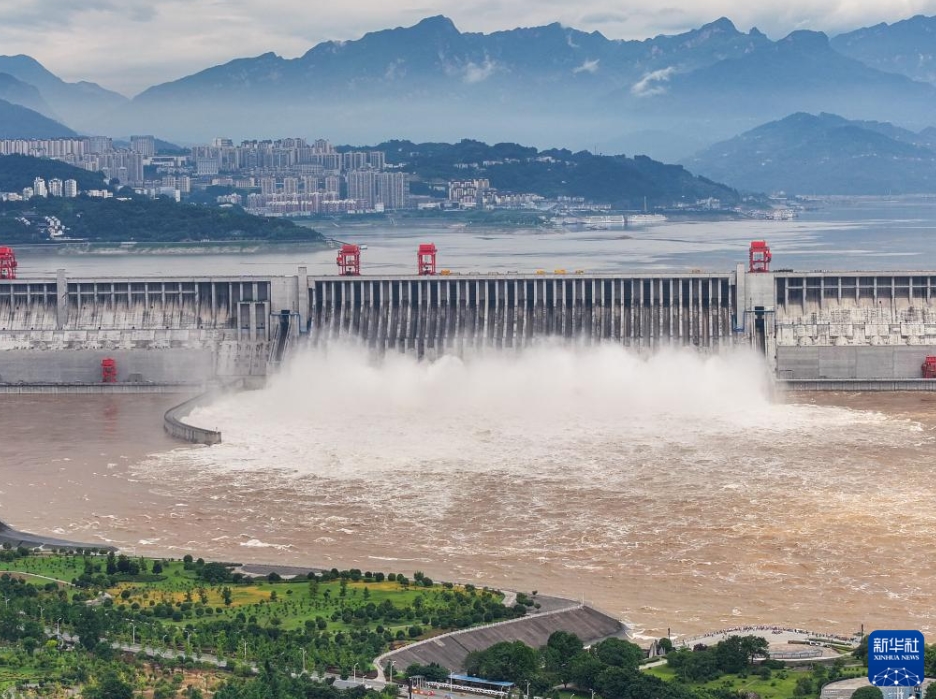 放流を継続する三峽ダム