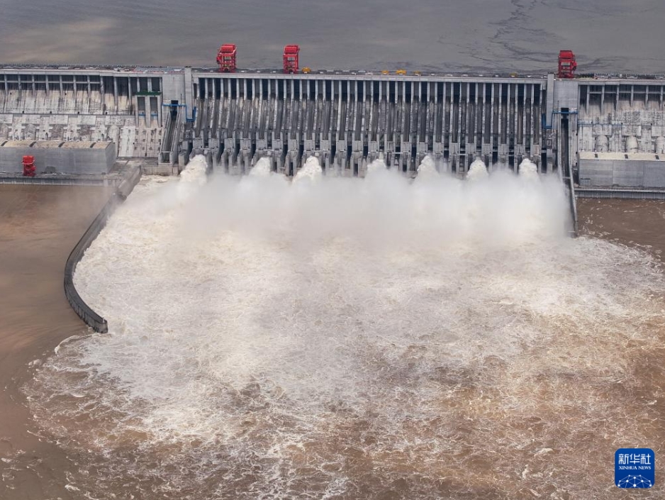 放流を継続する三峽ダム