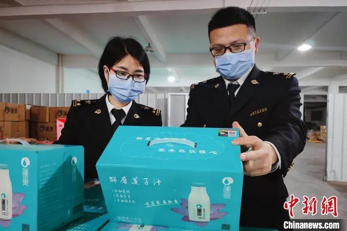 輸出する蓮の実ジュースを検査する稅関の職員（寫真提供?江西省撫州市稅関）。