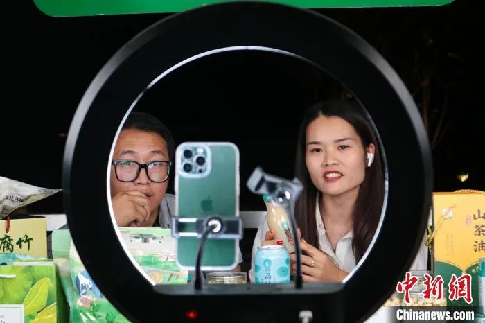 広昌県産の蓮製品をPRするライブ配信パーソナリティー（撮影?謝欣）。