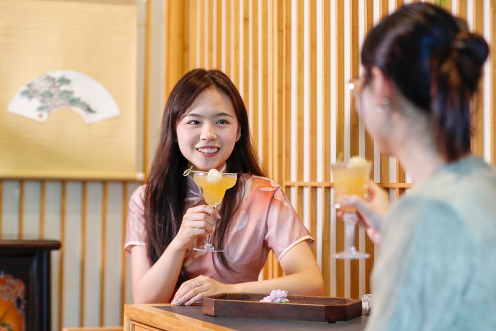 5月23日、新中國スタイルのティードリンクを味わう女性。