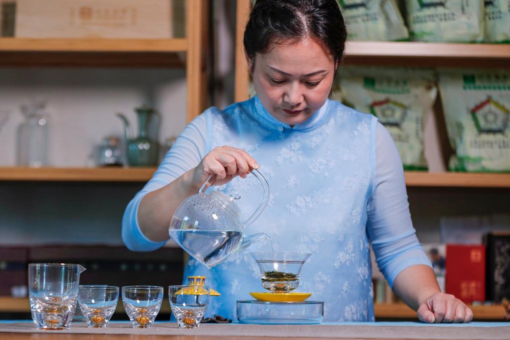 5月23日、お茶を淹れる調(diào)飲師の汪蓀さん。
