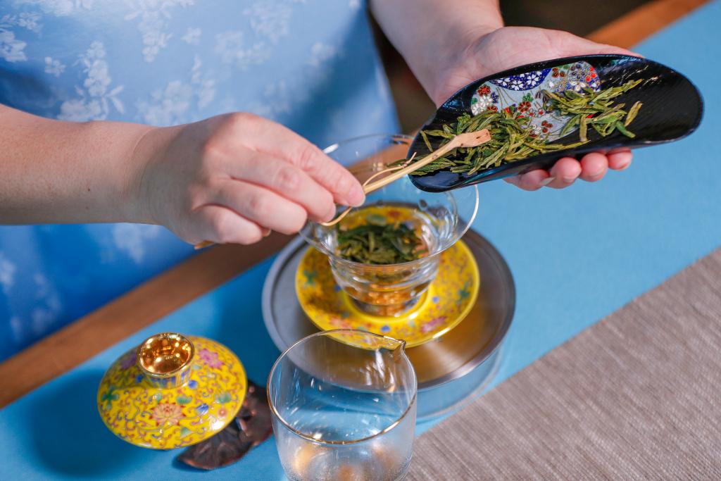 5月23日、お茶を淹れる調(diào)飲師の汪蓀さん。