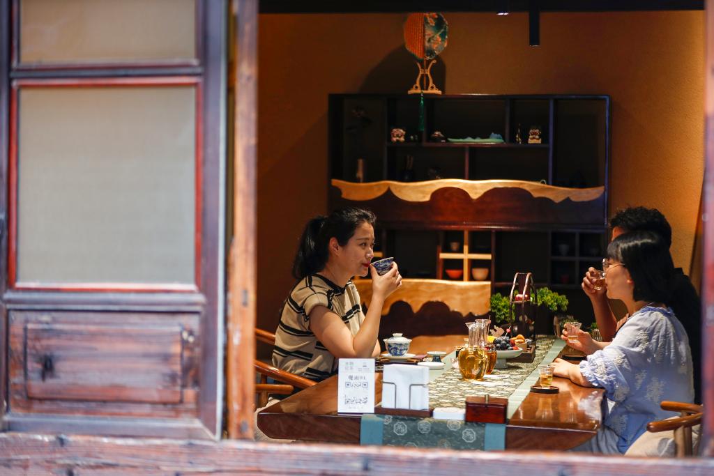 5月23日、黃山市屯渓區(qū)の茶館で新しいスタイルのお茶を楽しむ若者たち。