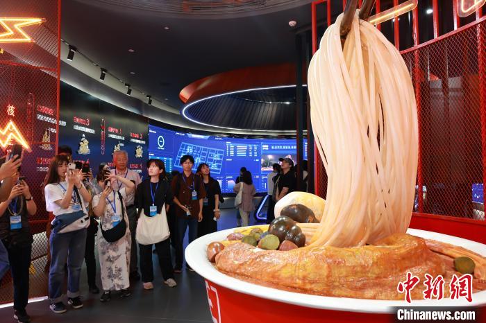 日本の青少年友好交流団が柳州タニシ麺を味わい、伝統(tǒng)文化を體験　広西