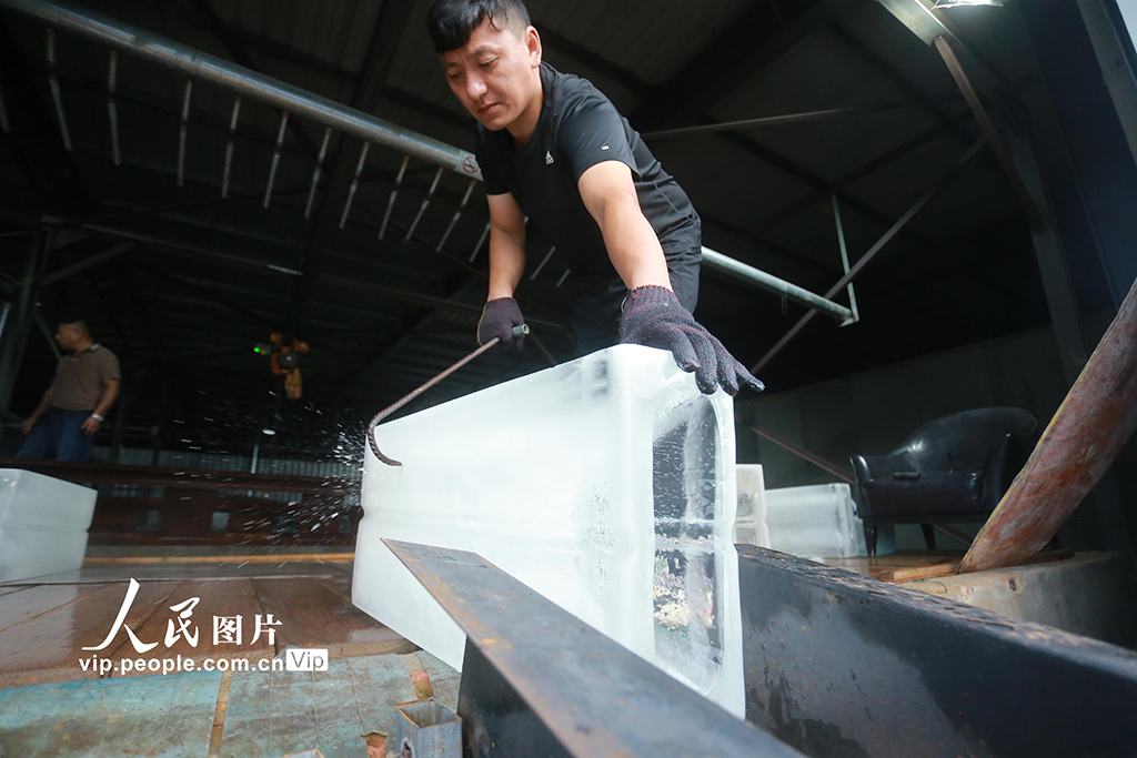 猛暑の中、機(jī)械製氷の生産ピークに　江蘇省揚(yáng)州