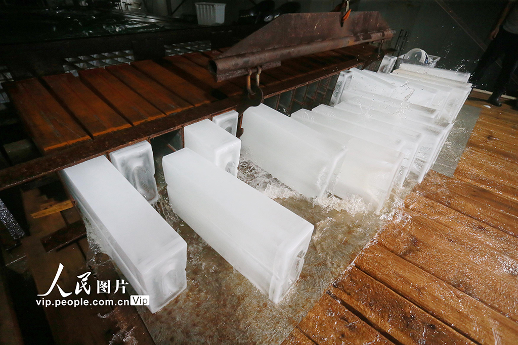 猛暑の中、機(jī)械製氷の生産ピークに　江蘇省揚(yáng)州