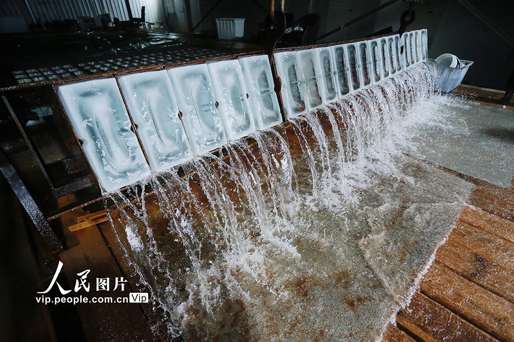 猛暑の中、機械製氷の生産ピークに　江蘇省揚州