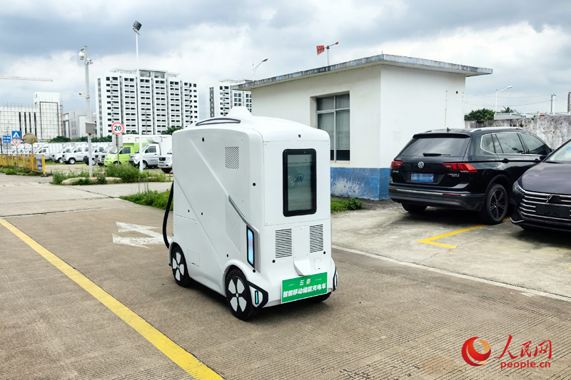 工場エリア內(nèi)を自動で走行するスマートモバイル蓄電?充電車。撮影?付華周