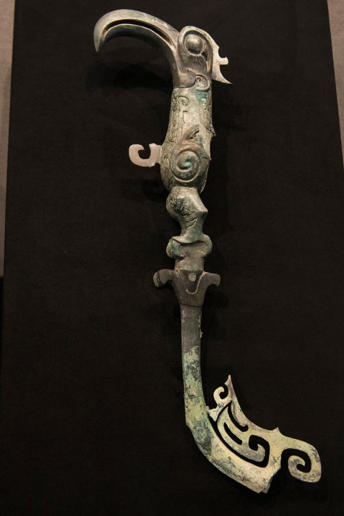 三星堆博物館文化財保護(hù)?修復(fù)館で撮影された青銅樹枝（撮影?唐文豪）