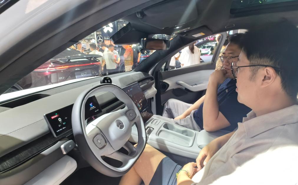 18日の第21回長春モーターショーで、中國ブランドの自動車を體験する消費者。撮影?金津秀