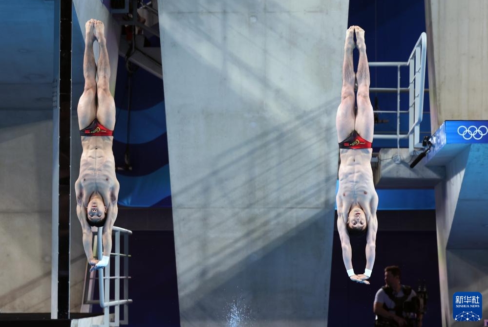 男子シンクロ10メートル高飛び込みで中國(guó)の練俊傑?楊昊ペアが金　パリ五輪