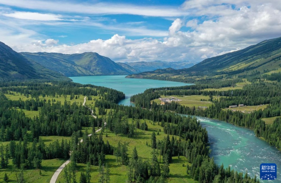 観光人気高まる新疆、自治區(qū)內(nèi)の複數(shù)の観光地で観光客數(shù)ピークに