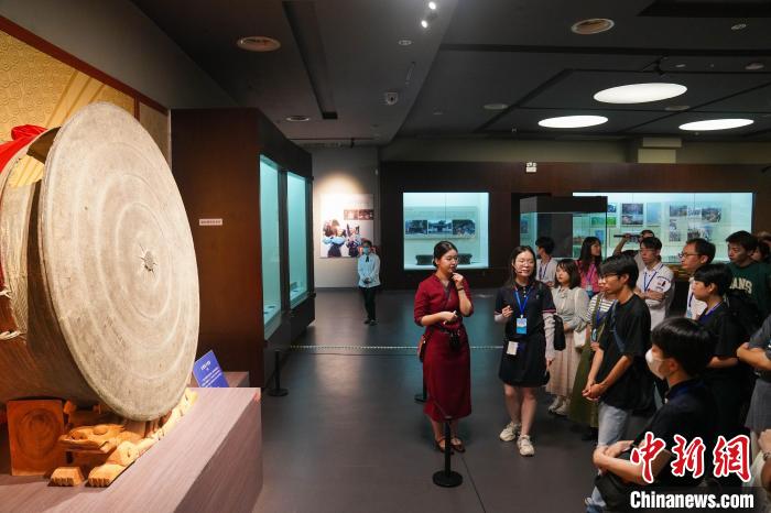 広西民族博物館を見學(xué)する日本の若者たち（7月26日撮影?王以照）。