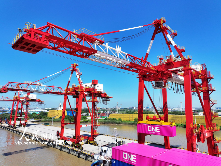 港灣業(yè)務(wù)で活気づく揚(yáng)州港　江蘇省