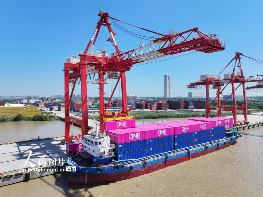 港灣業(yè)務で活気づく揚州港　江蘇省