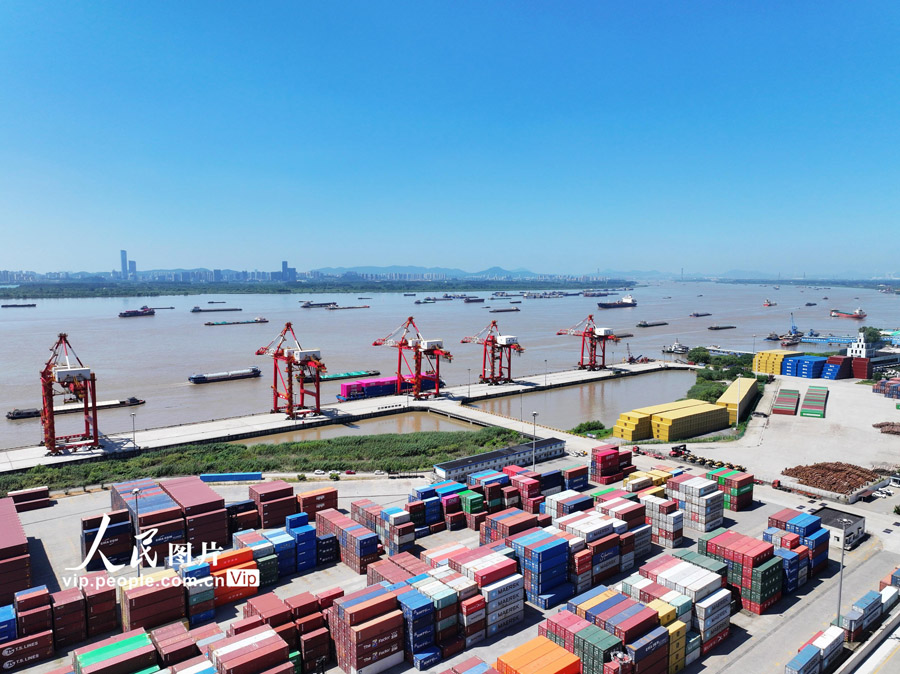 港灣業(yè)務(wù)で活気づく揚州港　江蘇省