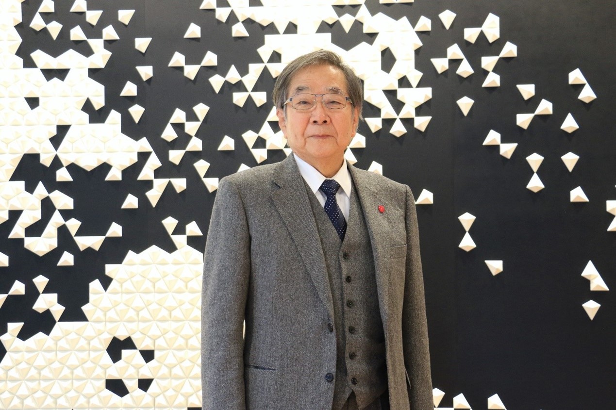 人民網(wǎng)の取材に応じた日中醫(yī)學(xué)協(xié)會(huì)の小川秀興會(huì)長（撮影?許可）。