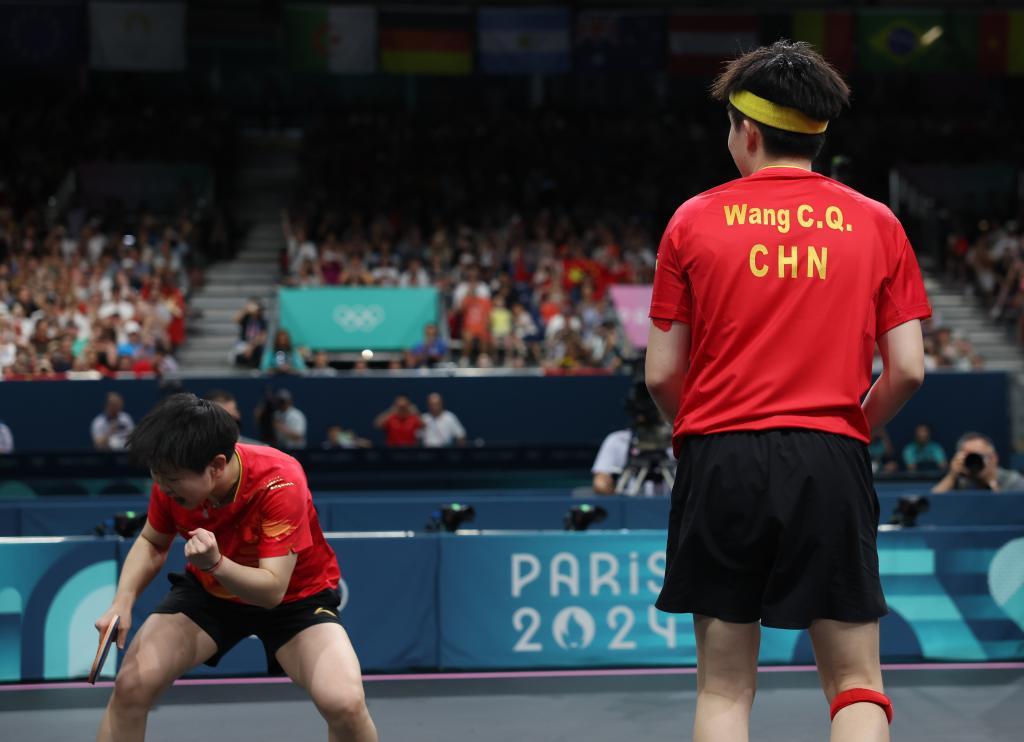 優(yōu)勝を決め、ガッツポーズする孫穎莎選手（寫真左）と王楚欽選手（7月30日撮影?王東震）。