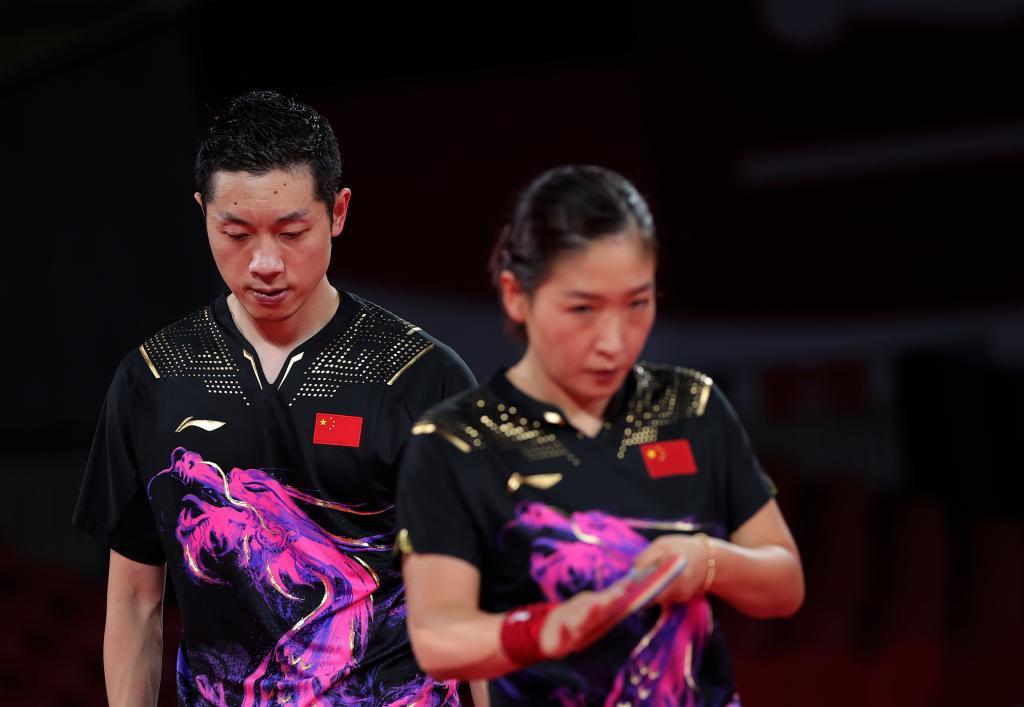 2021年7月26日、東京五輪の決勝に出場した許昕選手(寫真左)/劉詩雯選手ペア。撮影?王東震）。