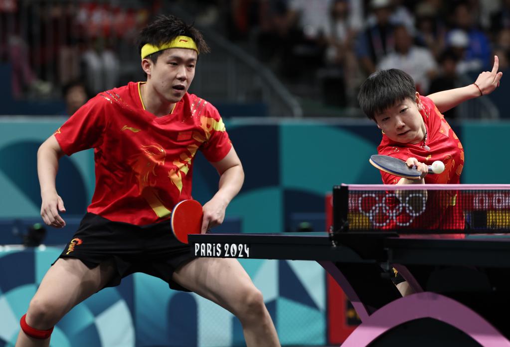 パリ五輪卓球混合ダブルスの決勝で戦う王楚欽選手/孫穎莎選手（寫真右）ペア（7月30日撮影?王東震）。