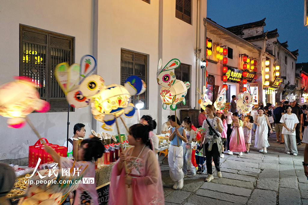 夕闇の中「泳ぐ」魚(yú)のランタンが彩るナイトタイムエコノミー　安徽省黔県