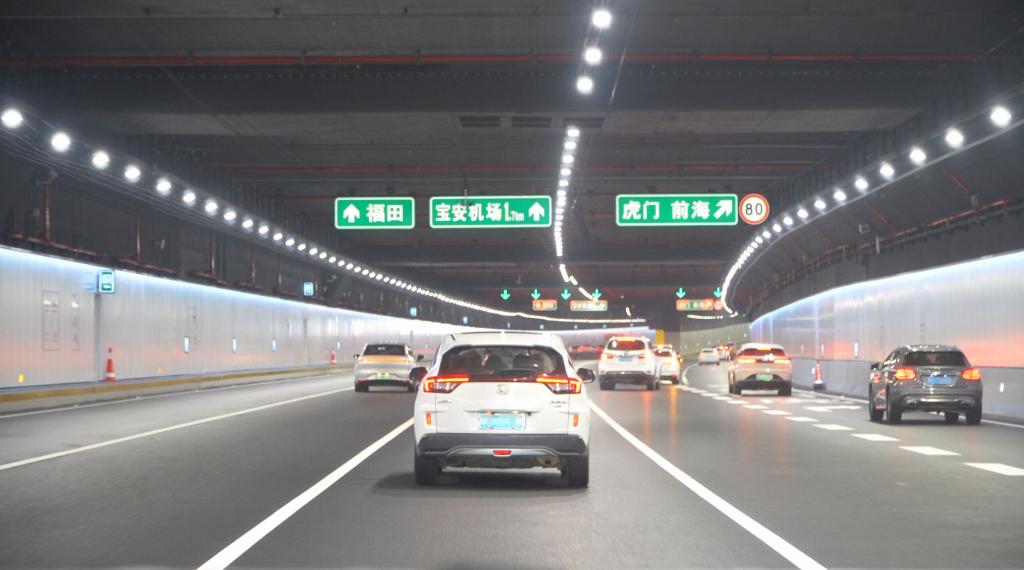 「深中トンネル」を走行する車両。