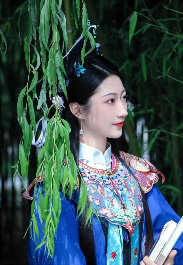 「広い海、高い空」をイメージした山東大學(xué)の「雲(yún)肩」。