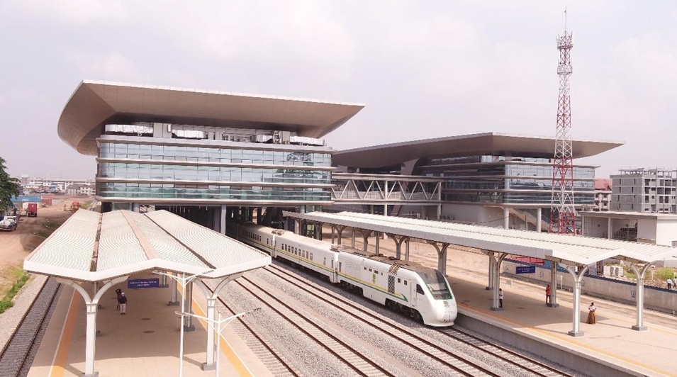 中國企業(yè)が建設(shè)を請(qǐng)け負(fù)ったナイジェリアのラゴス－イバダン鉄道は、人々の移動(dòng)の利便性を高め、ナイジェリアの工業(yè)と経済活動(dòng)の質(zhì)的向上と高度化を加速させている。寫真は同鉄道のモボラジ?ジョンソン駅に停車中の列車。（撮影?蘭元洪）