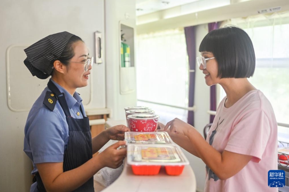 夏休みの子供たちを?qū)澫螭摔筏骏氓亥幞衰濠`で夏の鉄道旅行をより楽しく