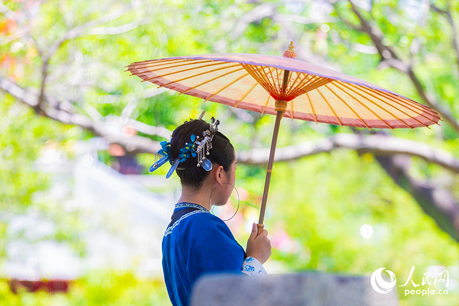 「三把刀」で髪を飾った女性（撮影?焦艷）。