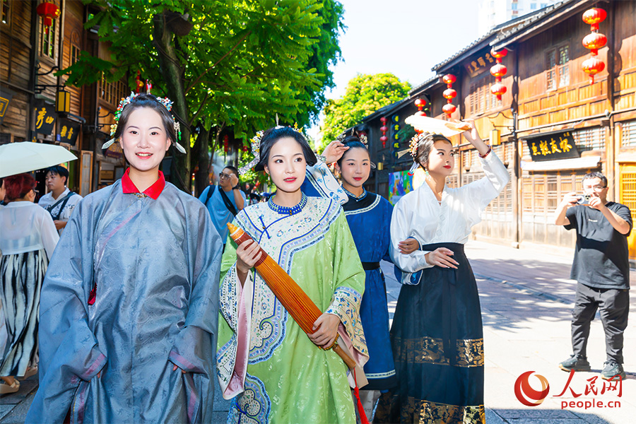 福州市の「三坊七巷」を歩き、注目を集める「三把刀」で髪を飾った女性たち（撮影?焦艷）。