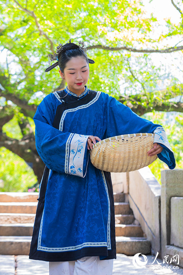 漢服専門のメイクアップアーティスト?黃秋輝さん率いるチームが再現(xiàn)に成功した「三把刀」を使ったメイクアップ（撮影?焦艷）。