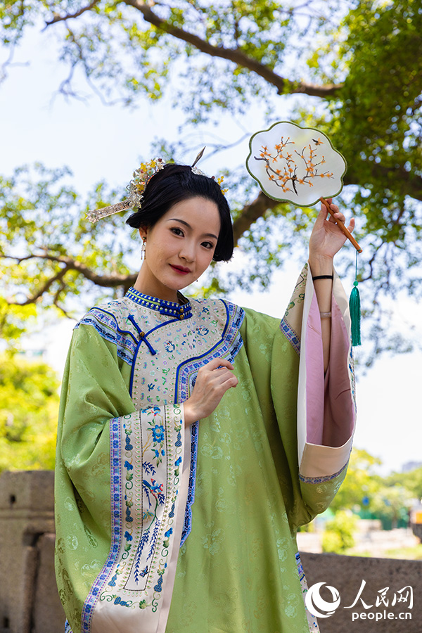 メイクアップに若者に人気の「國潮」の要素を取り入れている漢服専門のメイクアップアーティスト?黃秋輝さんたち（撮影?焦艷）。