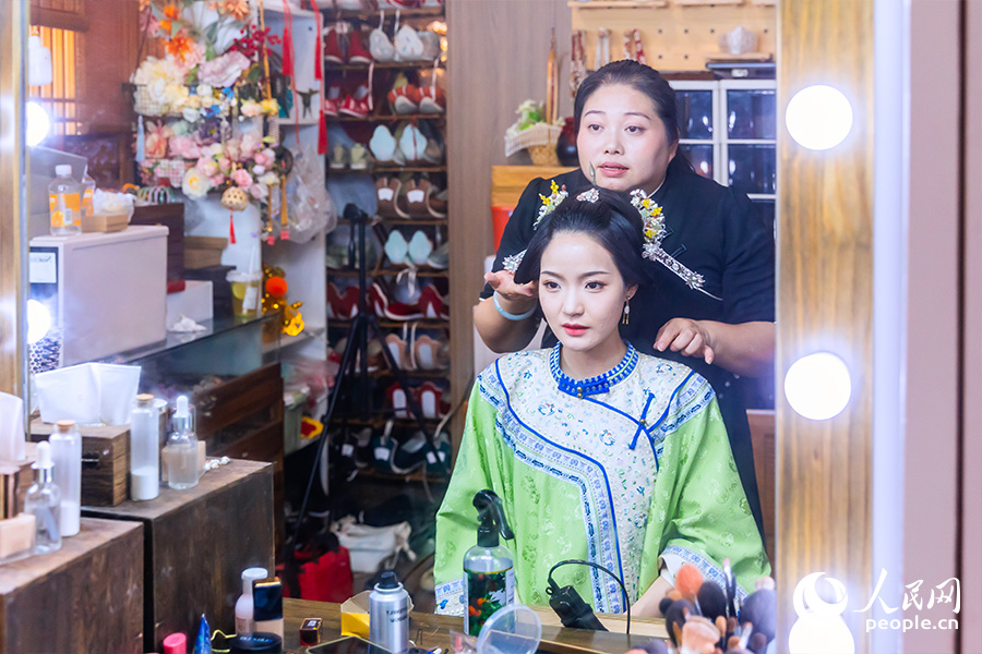 「三把刀」を使ったメイクアップを施す?jié)h服専門のメイクアップアーティスト?黃秋輝さん（撮影?焦艷）。