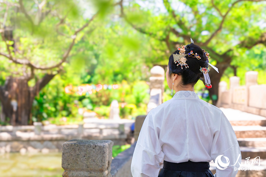 チームがアレンジしたよりカラフルな髪飾り（撮影?焦艷）。