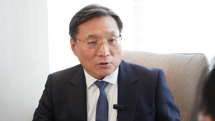 人民網(wǎng)の取材に応じる中國醫(yī)科大學(xué)附屬第一病院胸部外科の許順主任。撮影?李鴻楠