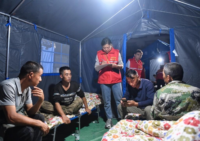 郎鼓村の避難所で被災(zāi)者の情報(bào)を記録する姑咱鎮(zhèn)の幹部（8月3日撮影?劉坤）。