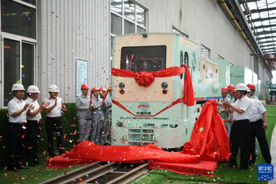 獨(dú)自に開発した自動(dòng)運(yùn)転電気機(jī)関車がラインオフ　陝西省西安